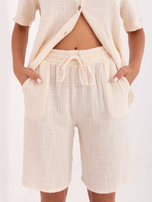 Jasnobeżowy muślinowy komplet na lato