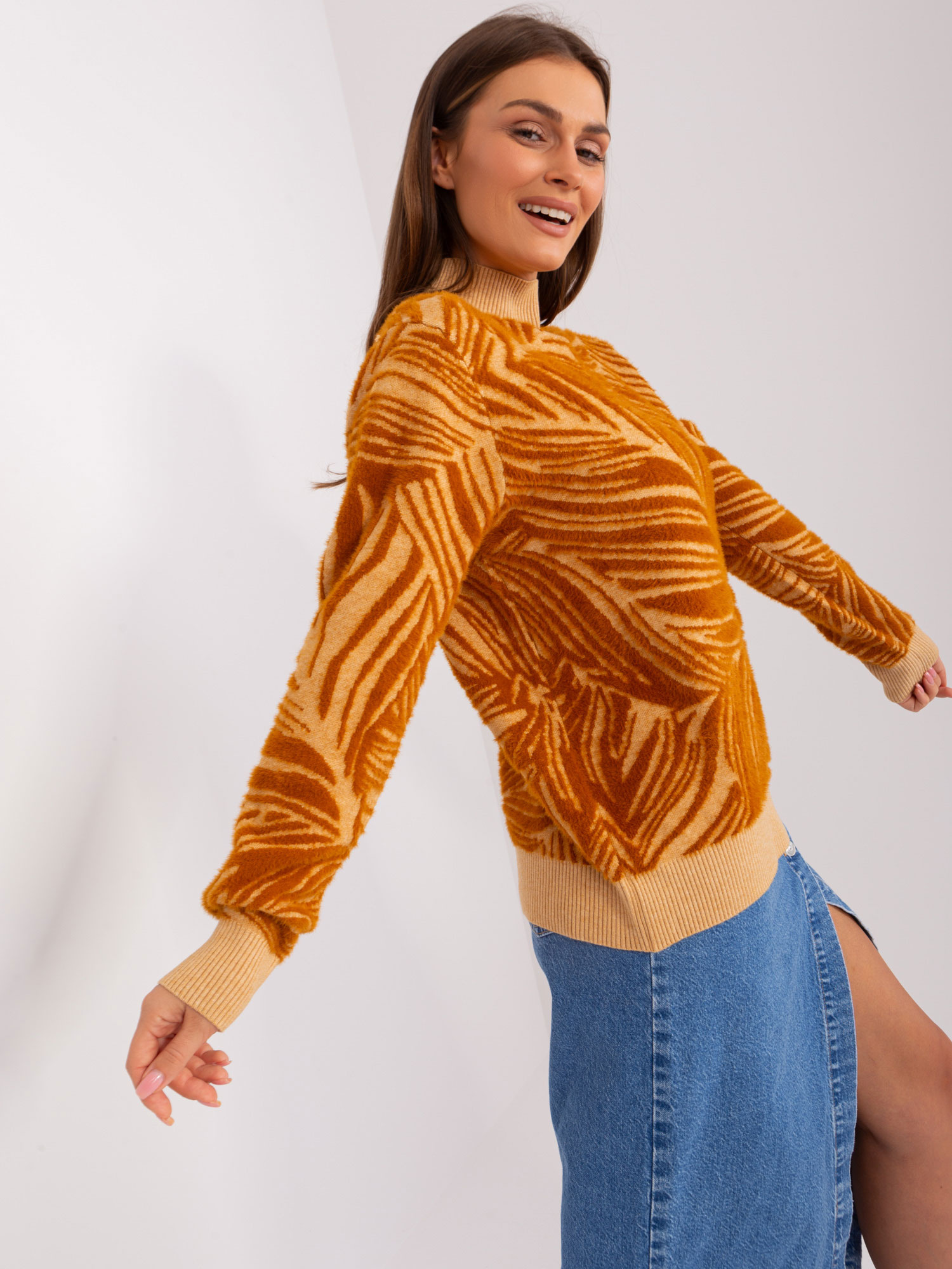 Camelowy damski sweter z golfem we wzory