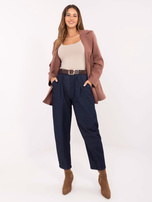 Granatowe jeansy carrot z zakładkami 