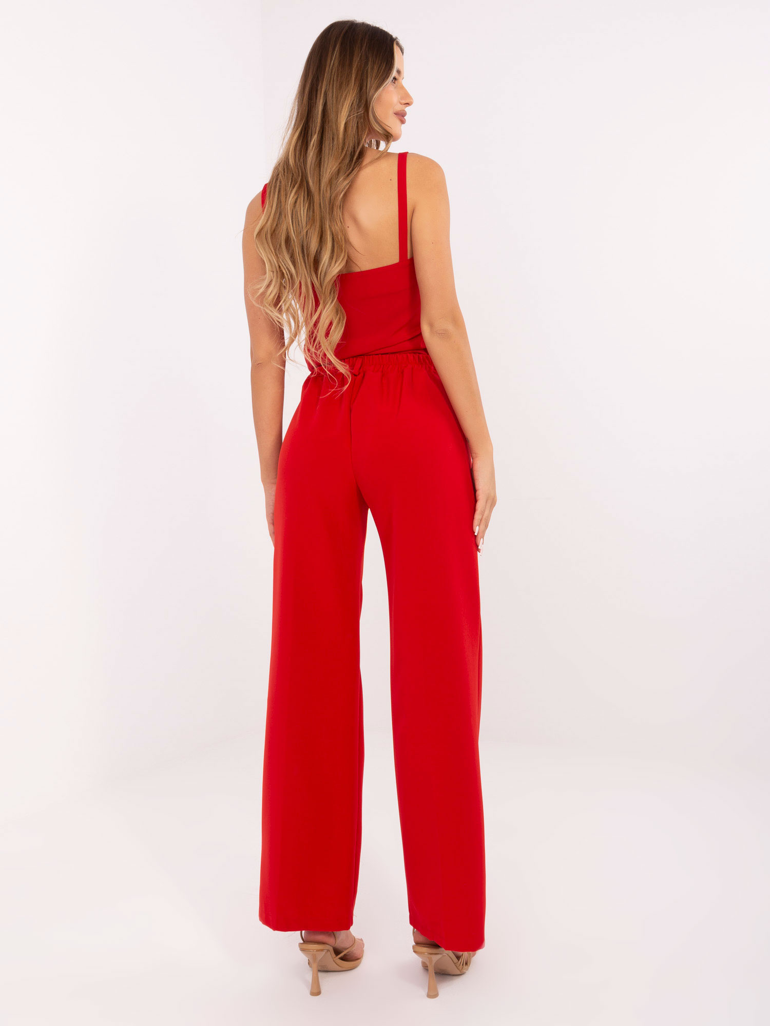 Großhandel Rote Hose aus Stoff mit Falten.