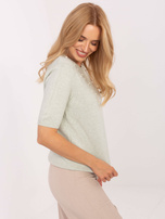 Pistazienfarbener Damenpullover mit Rippbündchen.