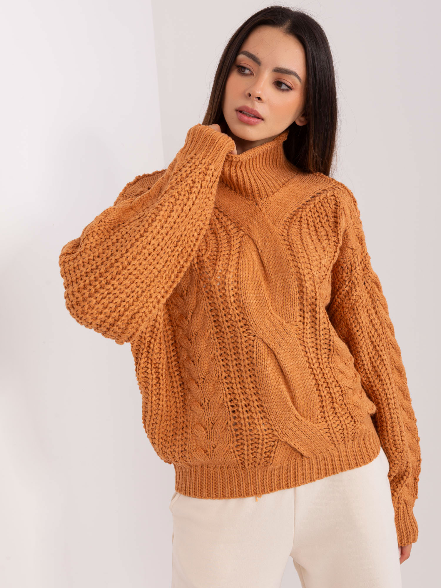 Jasnobrązowy damski sweter oversize z warkoczami