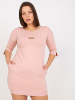 Ružovosivá priliehavá mini šaty plus size s aplikáciou.
