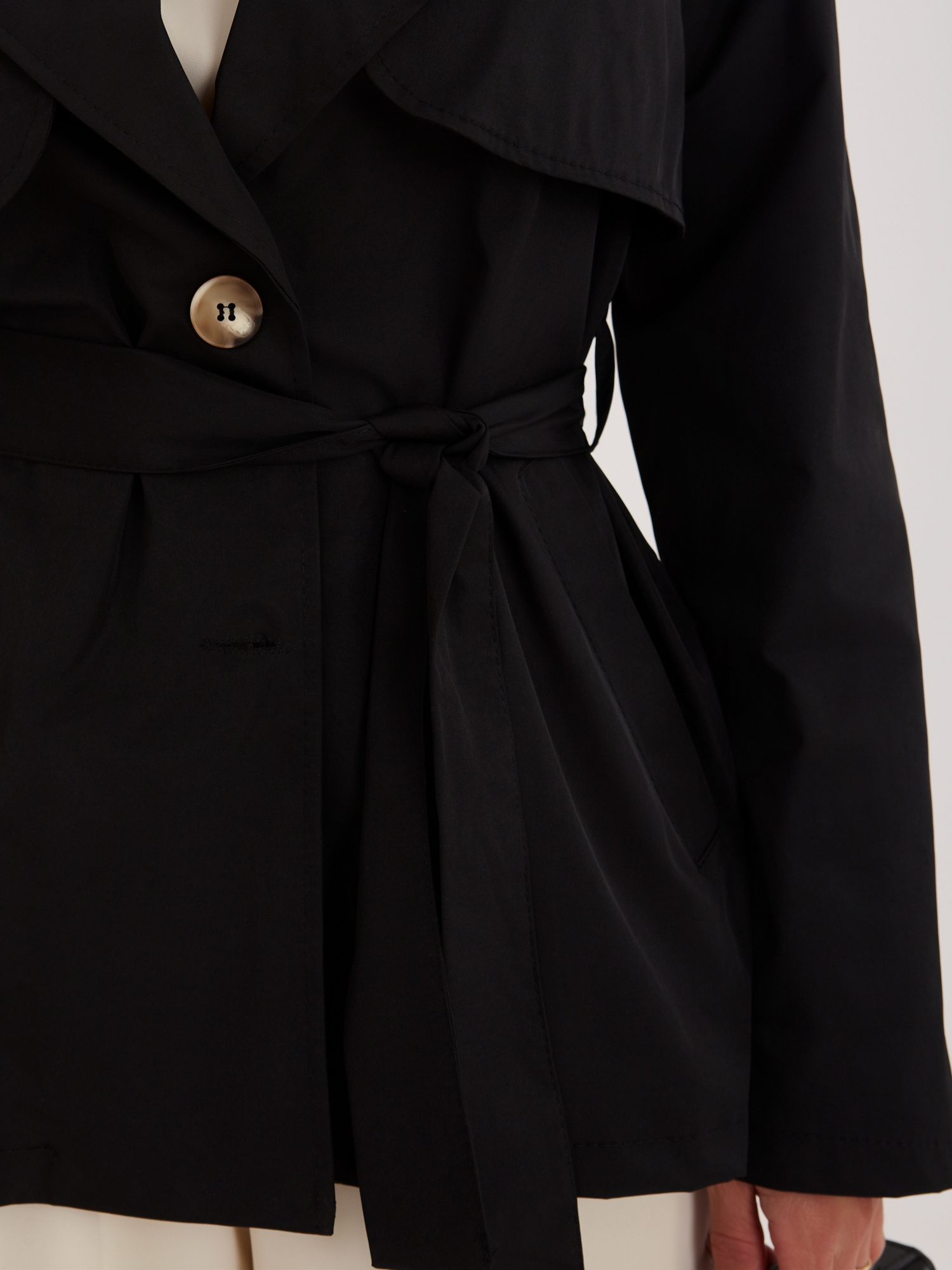 Czarny krótki płaszcz o kroju trencza RUE PARIS 