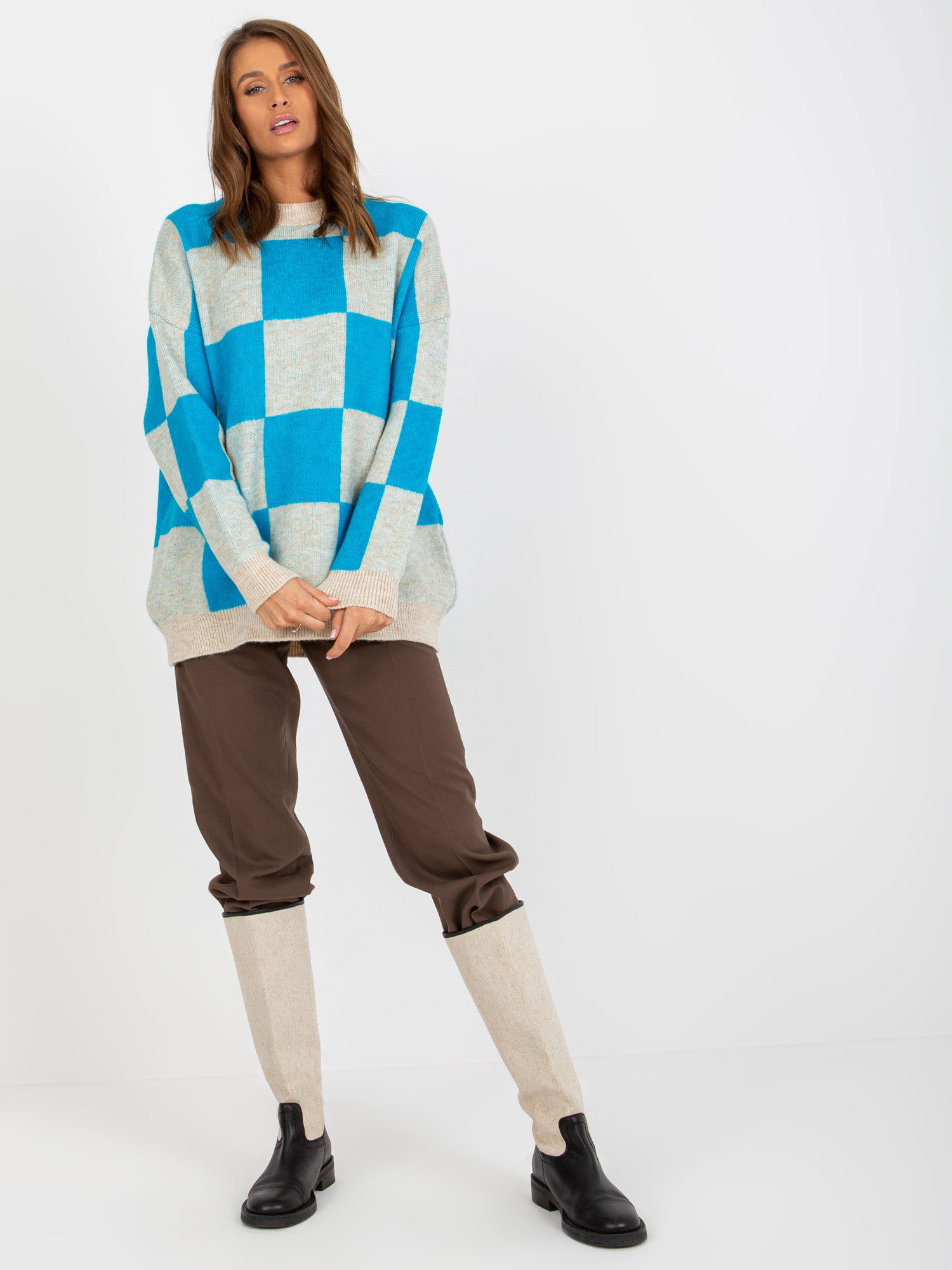 Niebiesko-beżowy damski sweter oversize w kratę