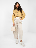 Jasnobeżowe spodnie z materiałowym paskiem