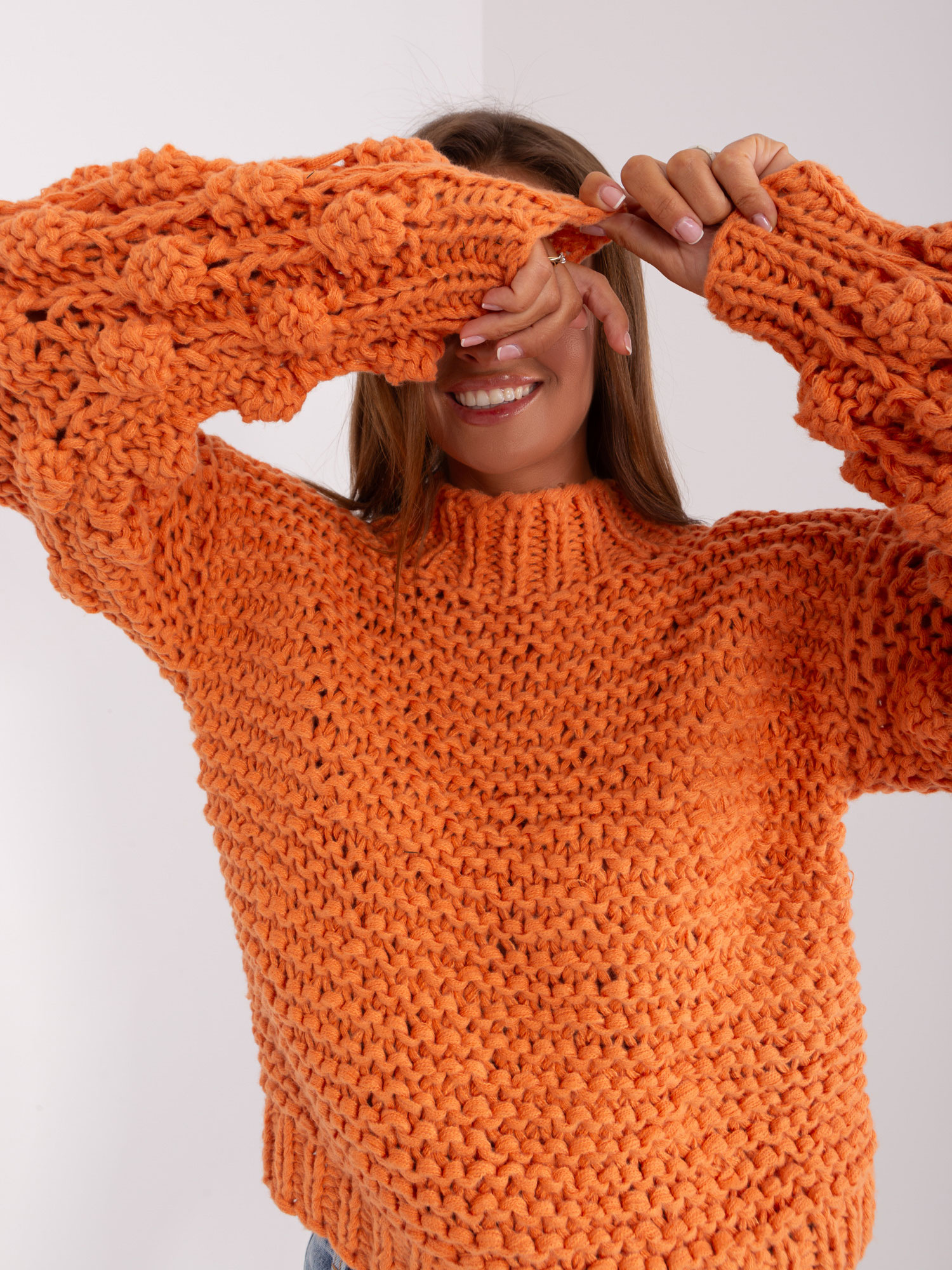 Pomarańczowy sweter oversize z grubym splotem
