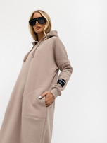 Tmavě béžové šaty z teplákoviny s kapsami Sheffield RUE PARIS.