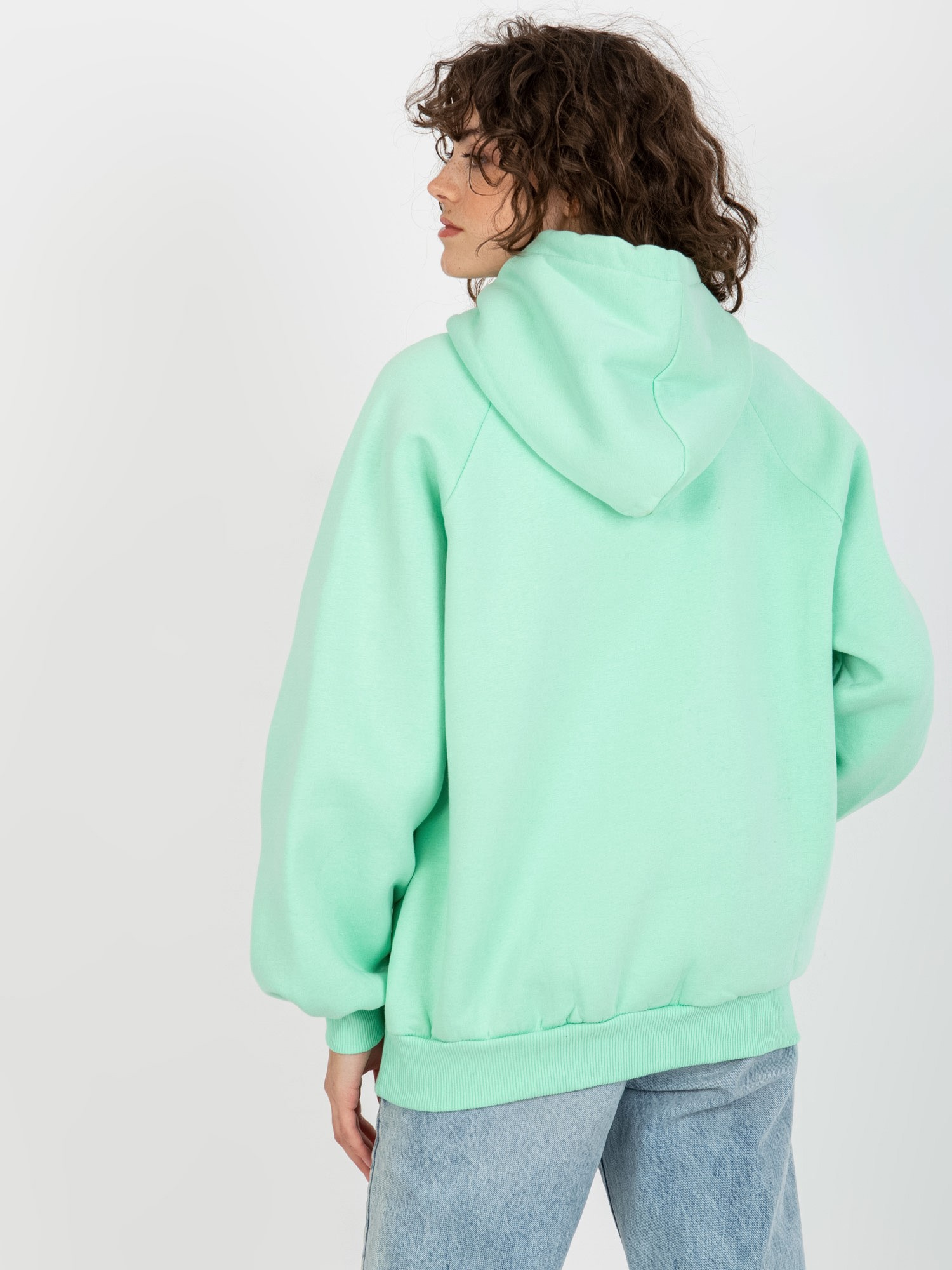 Miętowa dresowa bluza oversize kangurka z napisami