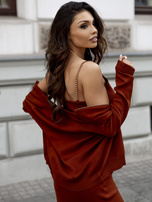 Dunkelbraunes zweiteiliges Casual-Set mit Kleid.