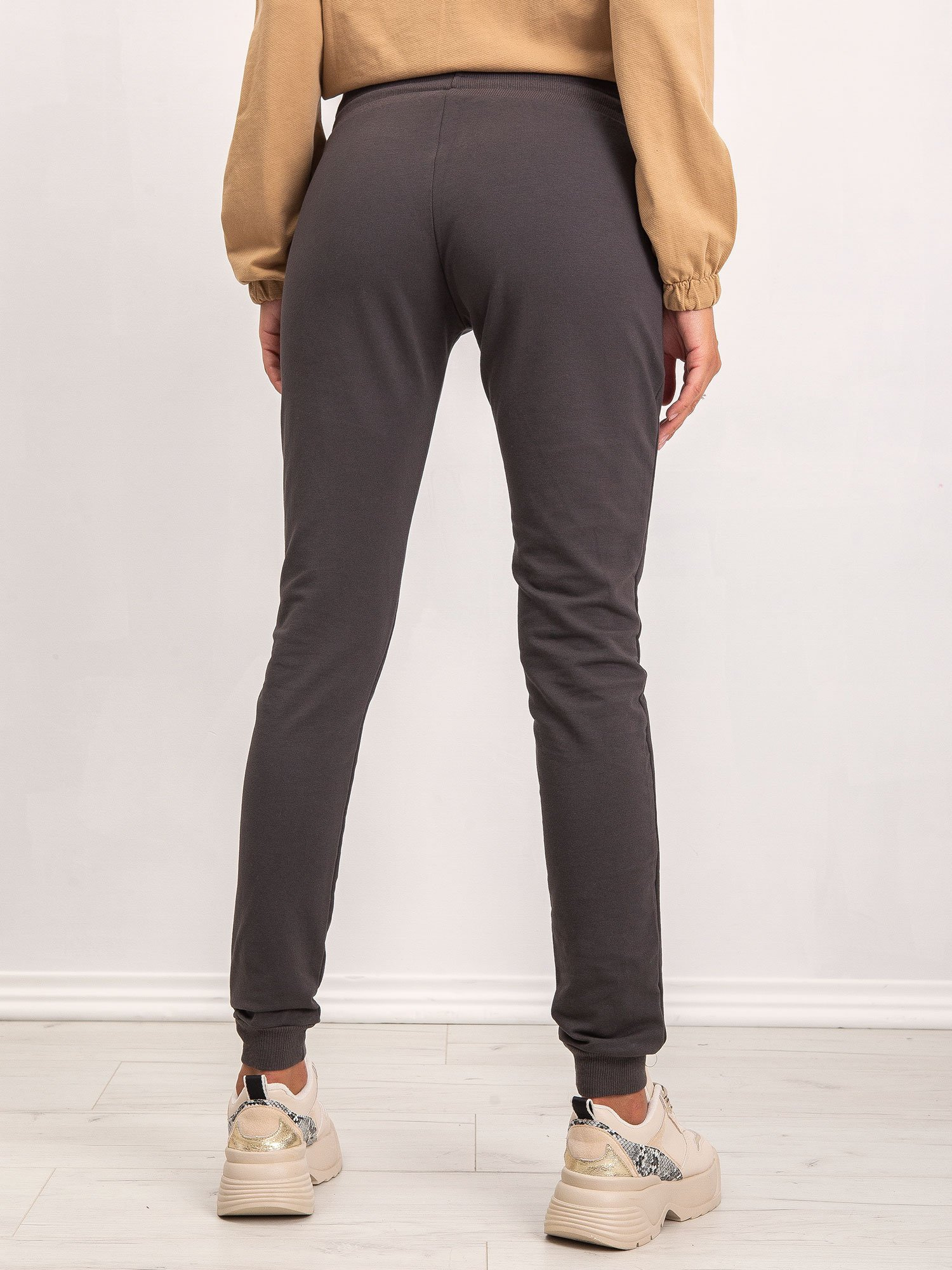Khaki-Hose Every