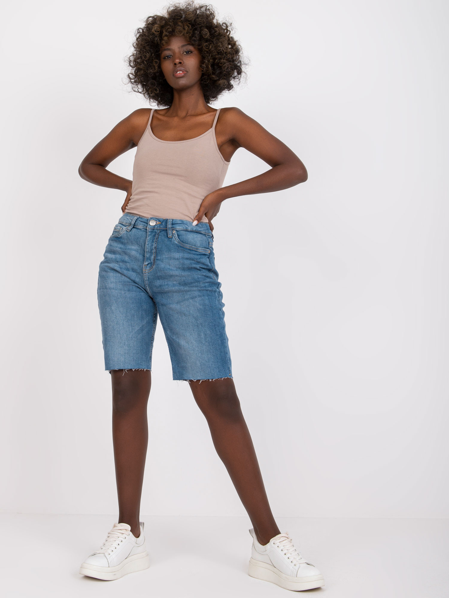 Blaue Jeansshorts bis zum Knie SUBLEVEL.