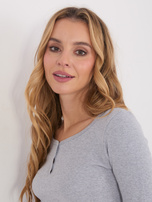 Jasnoszara bluzka basic z guzikami przy dekolcie 