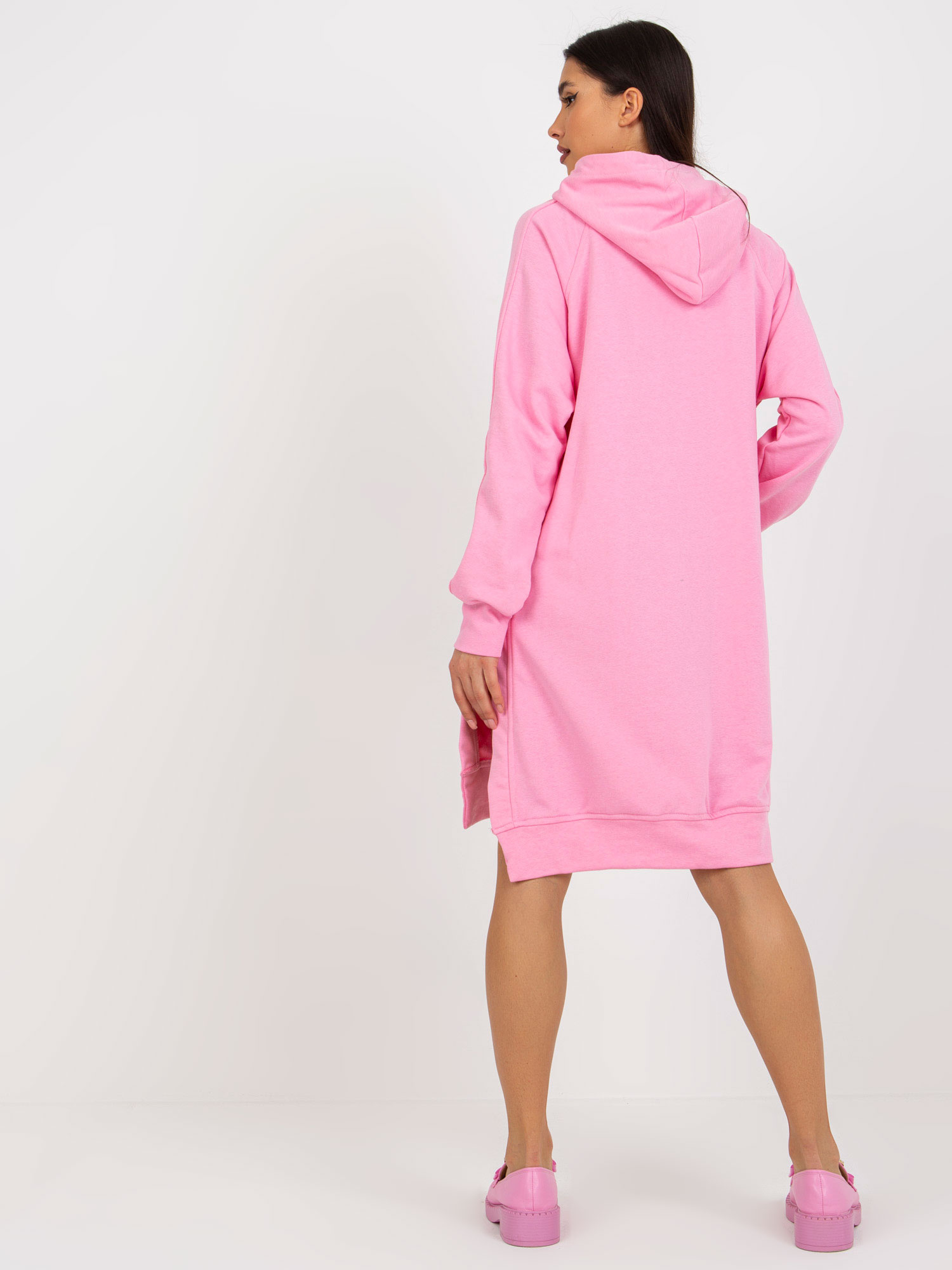 Różowa dresowa sukienka basic oversize z kieszenią