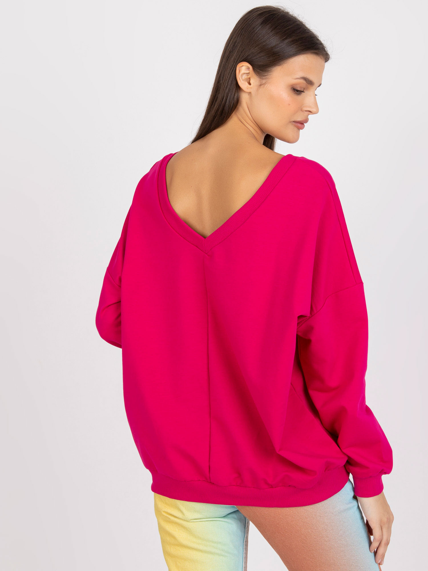 Fuchsia-weiße lockere Sweatshirt mit Druck und langen Ärmeln.