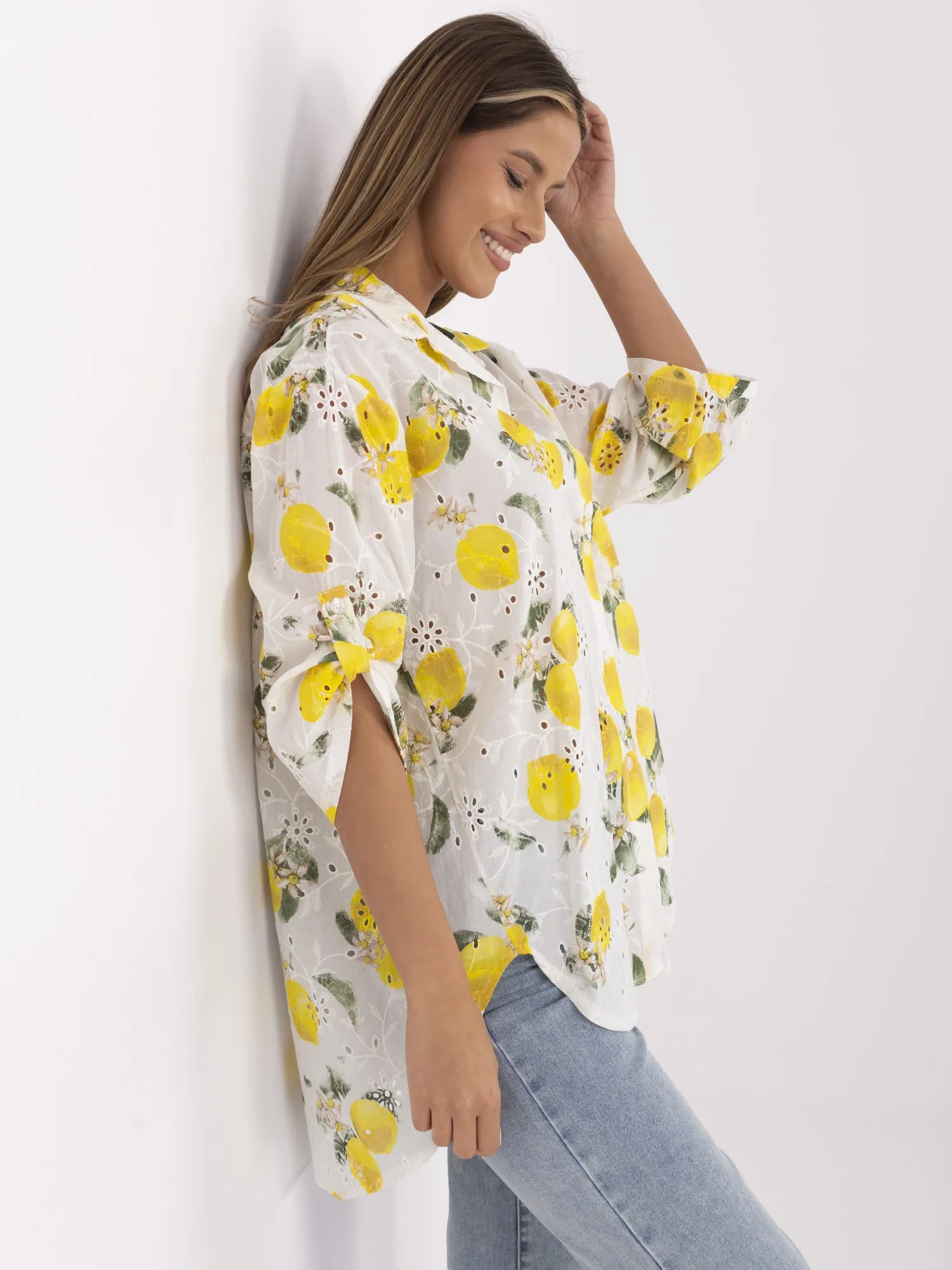 Ecru-gelbe asymmetrische Bluse mit Stickerei.