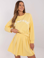 Żółty dwuczęściowy komplet z plisowaną spódnicą