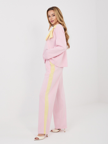Jasnoróżowe dresowe spodnie z kontrastowymi lampasami RUE PARIS 