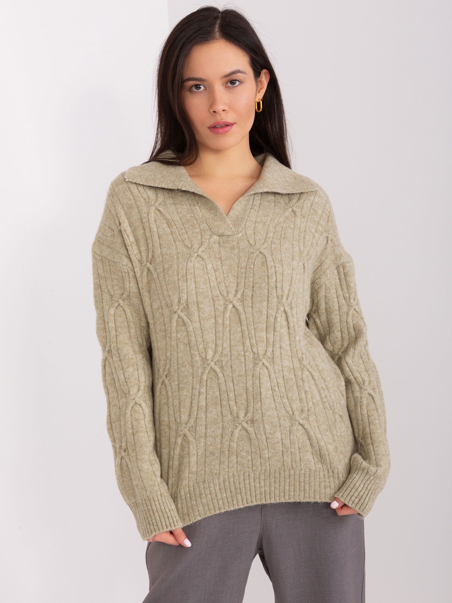Khaki damski sweter z warkoczami i kołnierzem