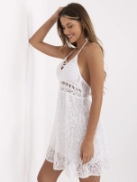 Biała krótka sukienka boho z koronką