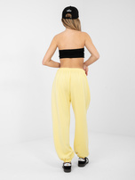 Jasnożółte dresowe spodnie z ozdobnym guzikiem