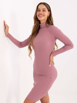 Brudnoróżowa sukienka bodycon z golfem RUE PARIS 