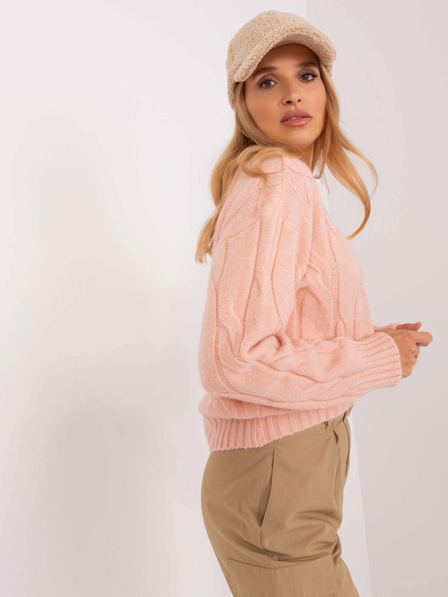 Brzoskwiniowy dzianinowy sweter w warkocze