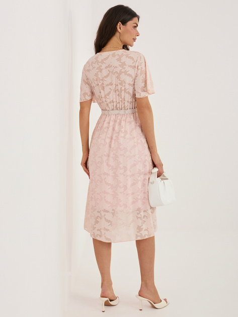 Jasnoróżowa elegancka sukienka z kopertowym dekoltem