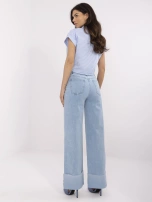 Blaue Damenjeans mit Nähten.