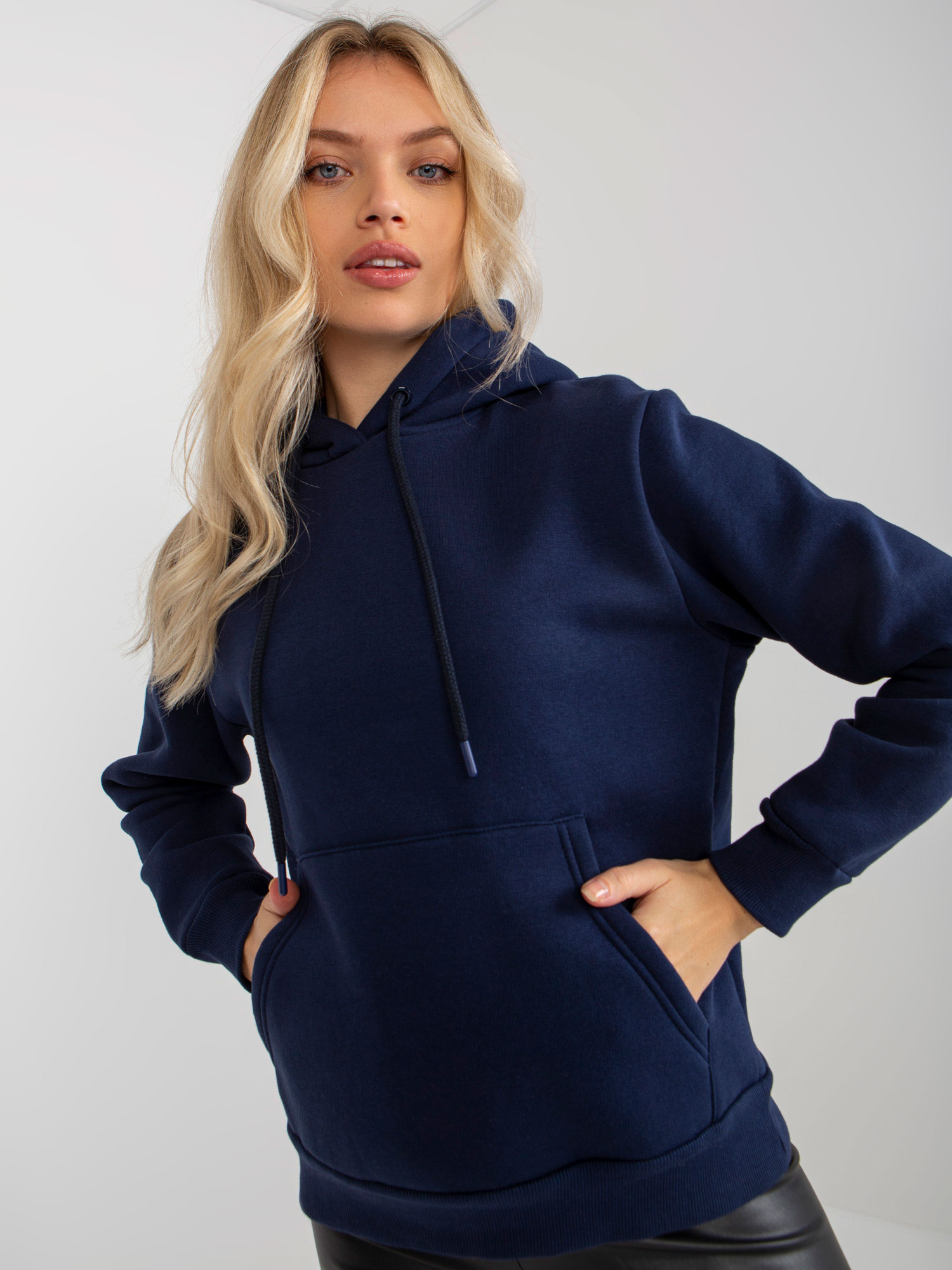 Granatowa dresowa bluza basic z kapturem RUE PARIS
