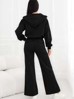Schwarzes zweiteiliges Basic-Set mit einer offenen Jacke.