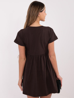 Czekoladowa sukienka basic z krótkim rękawem RUE PARIS