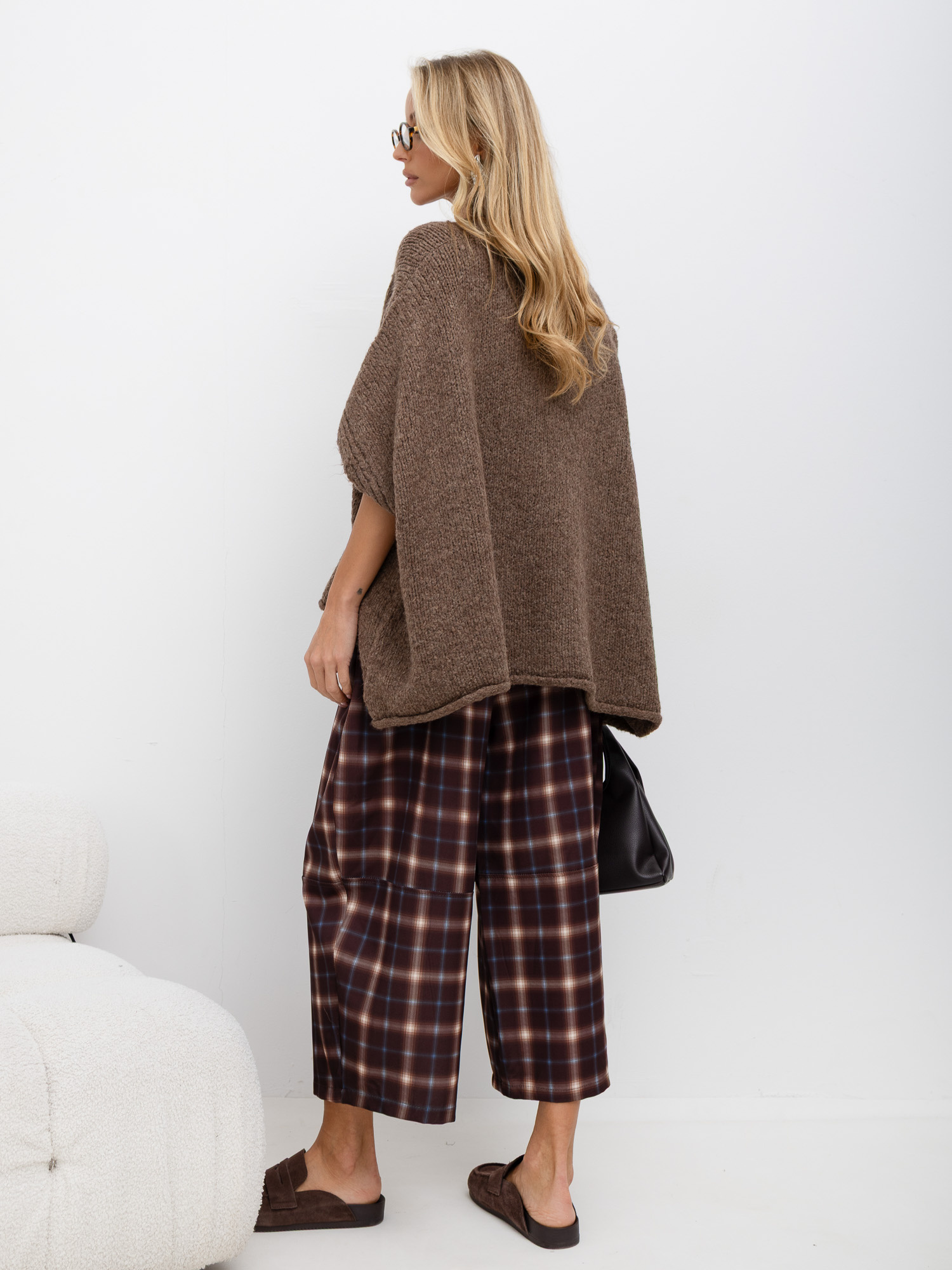 Ciemnobrązowy damski sweter oversize z dekoltem V