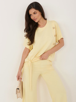 Jasnożółty damski komplet z ozdobnymi guzikami 