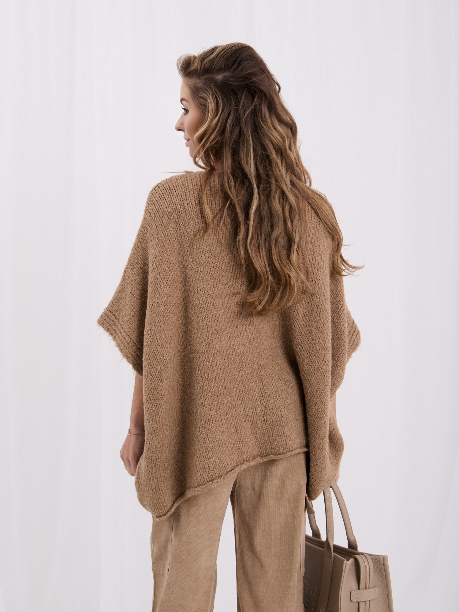 Camelowy damski sweter oversize z rękawem 3/4