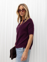Dunkellila Polo-Pullover mit Mohair-Effekt.