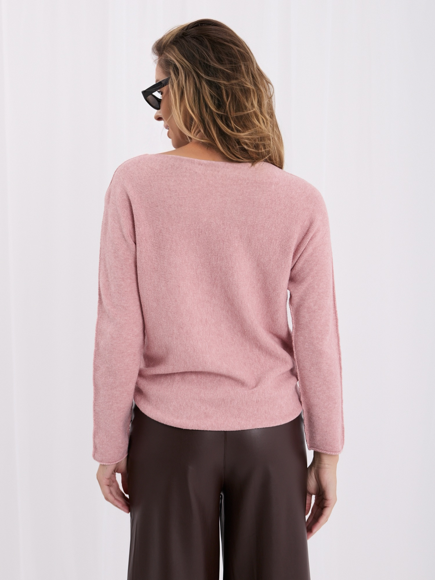 Dirty pink basic sweater with long sleeves.