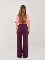 Śliwkowe dresowe spodnie z kontrastowymi lampasami