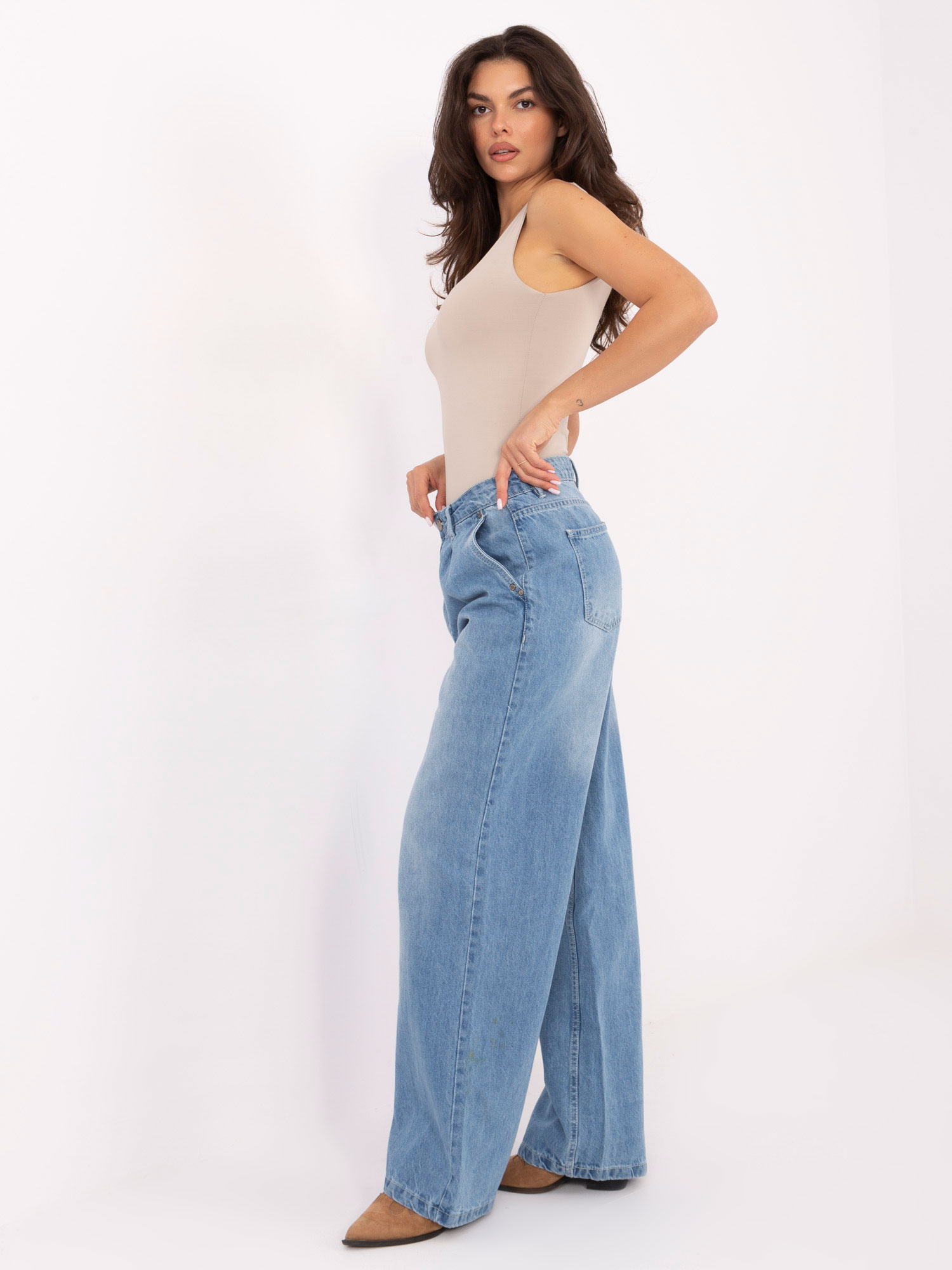 Blaue Jeans mit Falten SUBLEVEL.