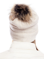 Beige Mütze mit breitem Bündchen und felligem Pompon.