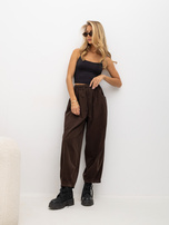 Dunkelbraune Cord-Hosen im Balloon-Stil.
