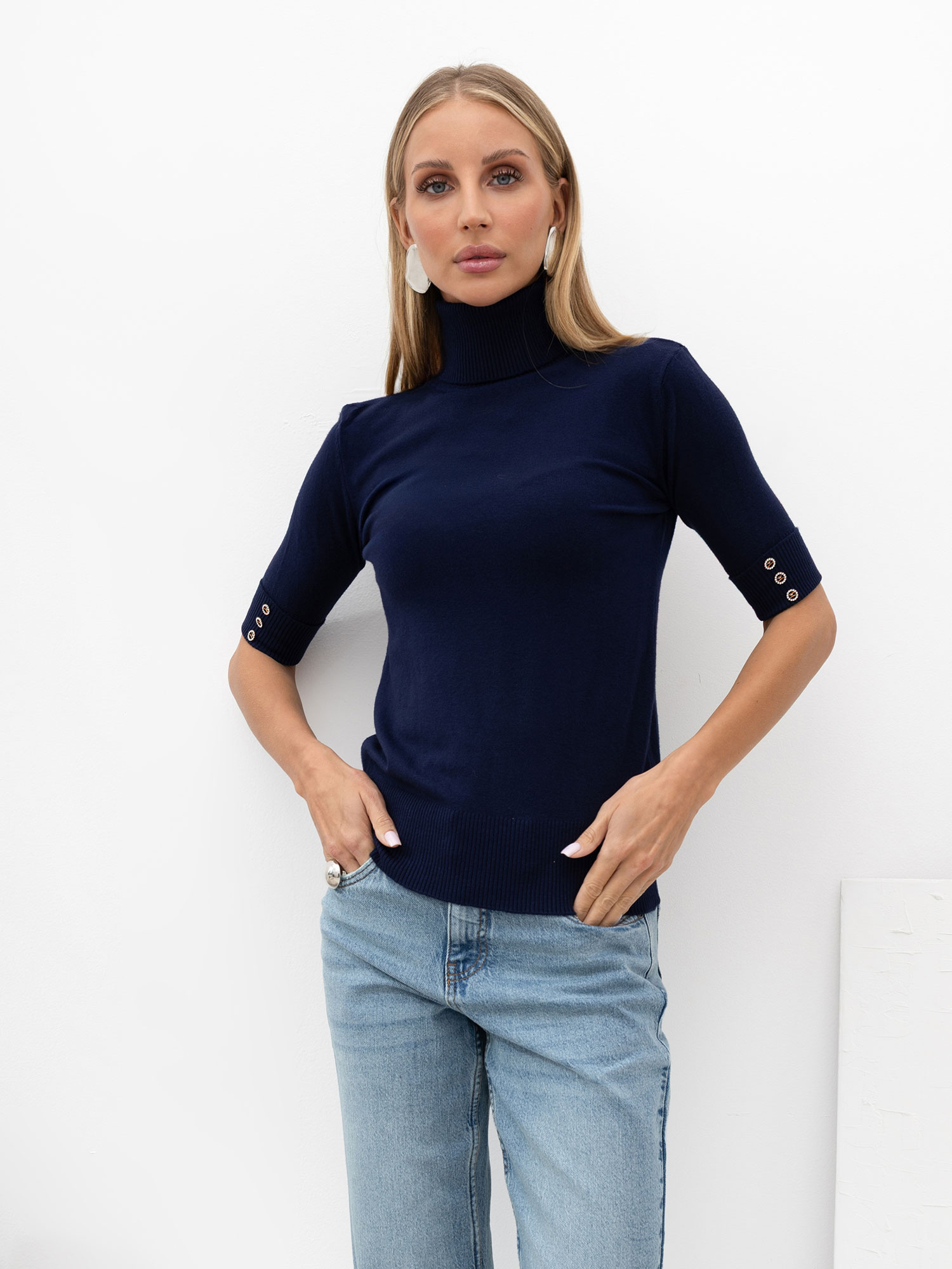 Granatowy sweter z ozdobnymi guzikami na rękawach
