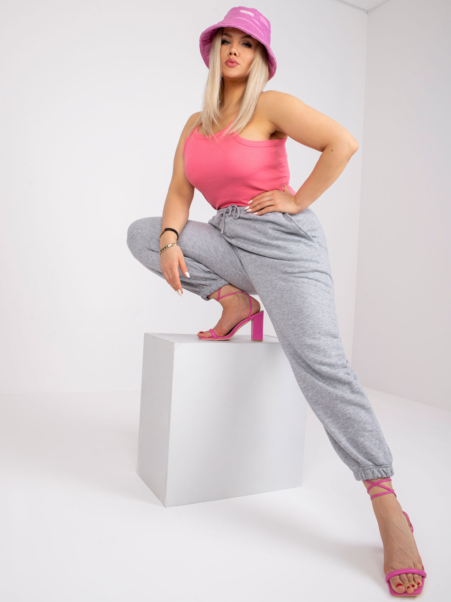 Pilkos melange spalvos plus size medvilninės Ainhoa sportinės kelnės.