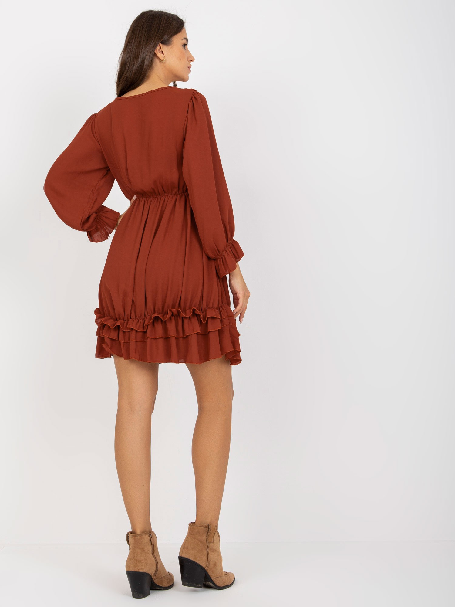 Ceglasta mini sukienka z falbaną w stylu boho OCH BELLA