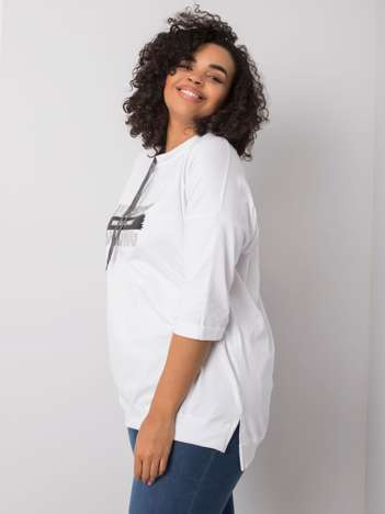 Weiße Bluse mit dem Schriftzug Raissa.