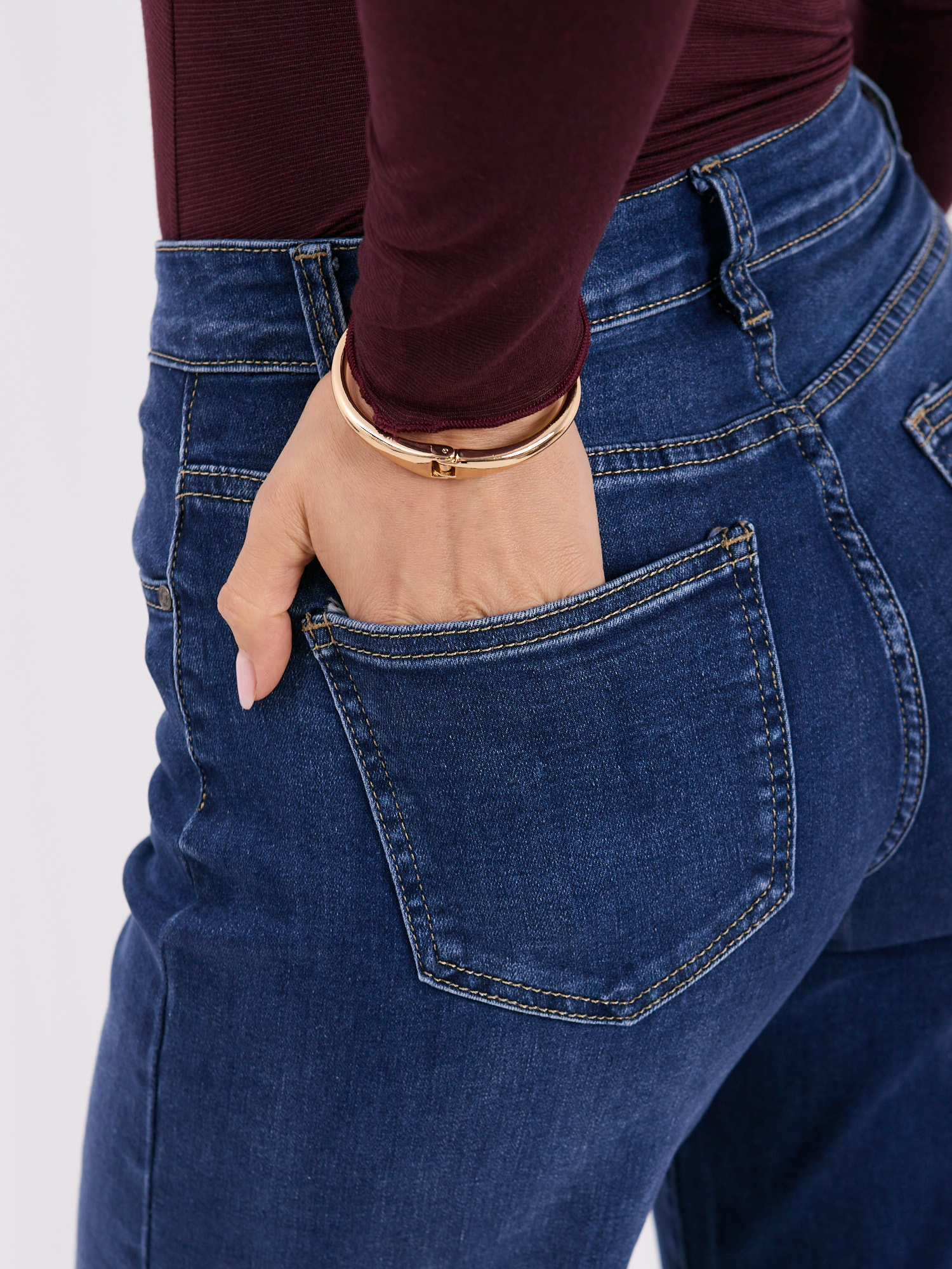 Ciemnoniebieskie damskie mom jeans z prostą nogawką