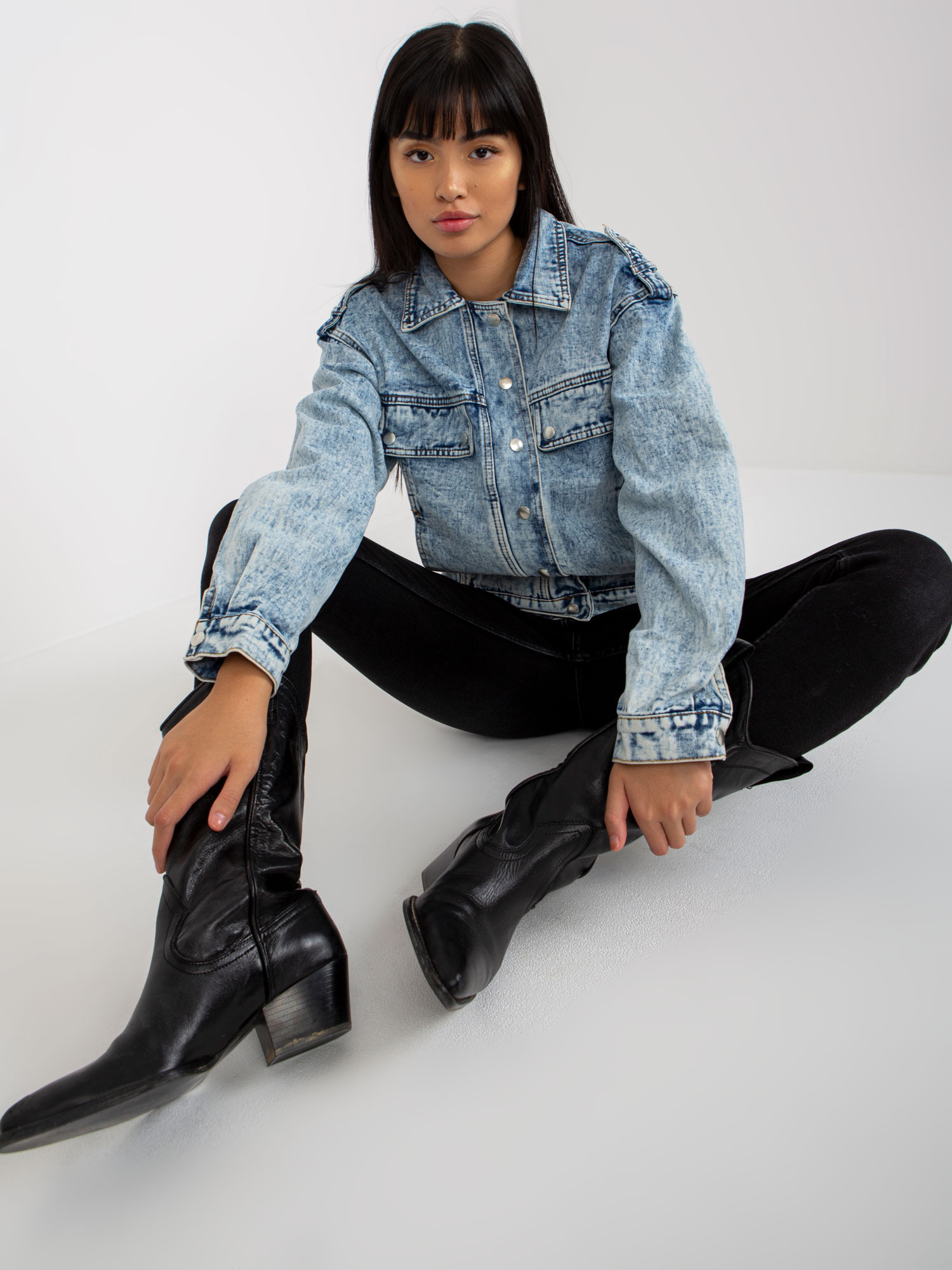 Hurt Blaue Damen Jeansjacke mit Druckknöpfen.
