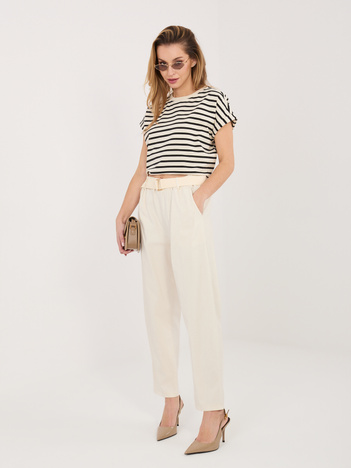 Jasnobeżowe materiałowe spodnie z paskiem