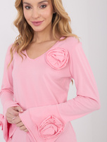 Jasnoróżowa damska bluzka z ozdobnymi różami