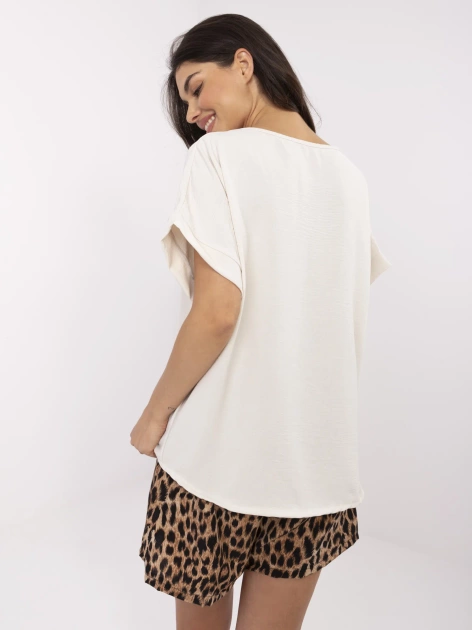 Beżowy letni komplet z kwiatową aplikacją